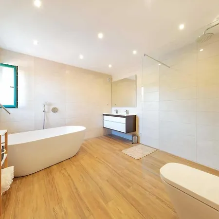 فيلة Carvoeiro Sleeps 8 Air Con Wifi كارفويرو